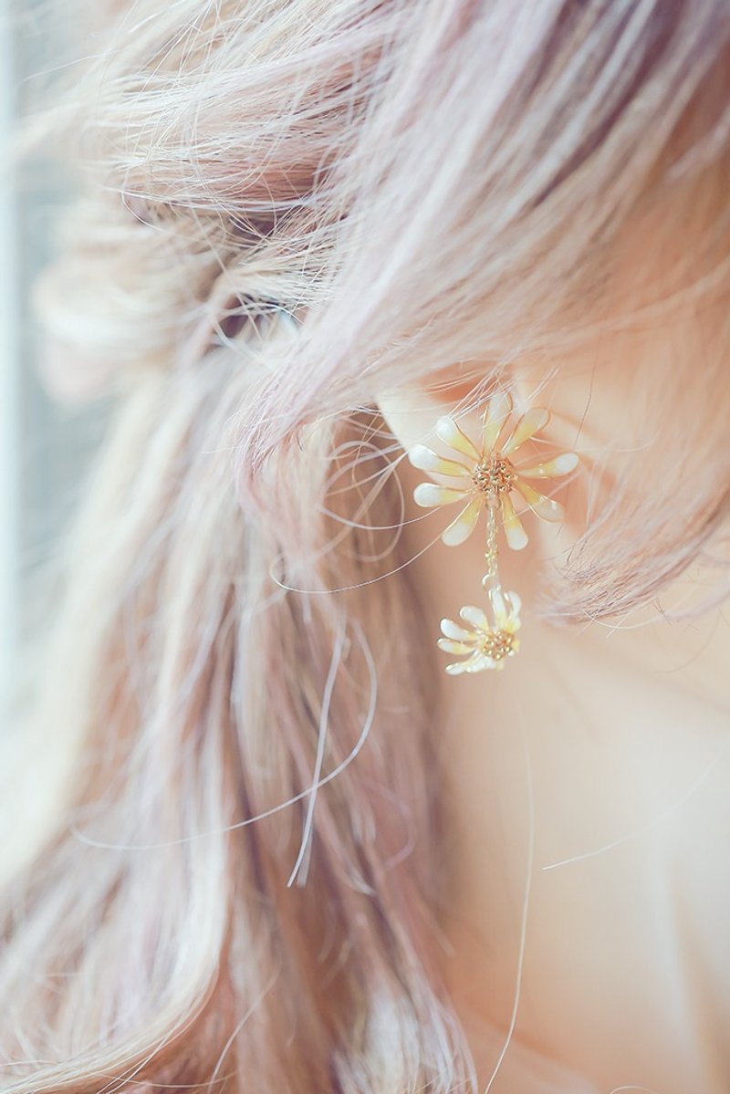 小雏菊 花球垂坠式水晶花树脂不对称耳环 可改耳针耳夹 - 耳环/耳夹 - 树脂 白色