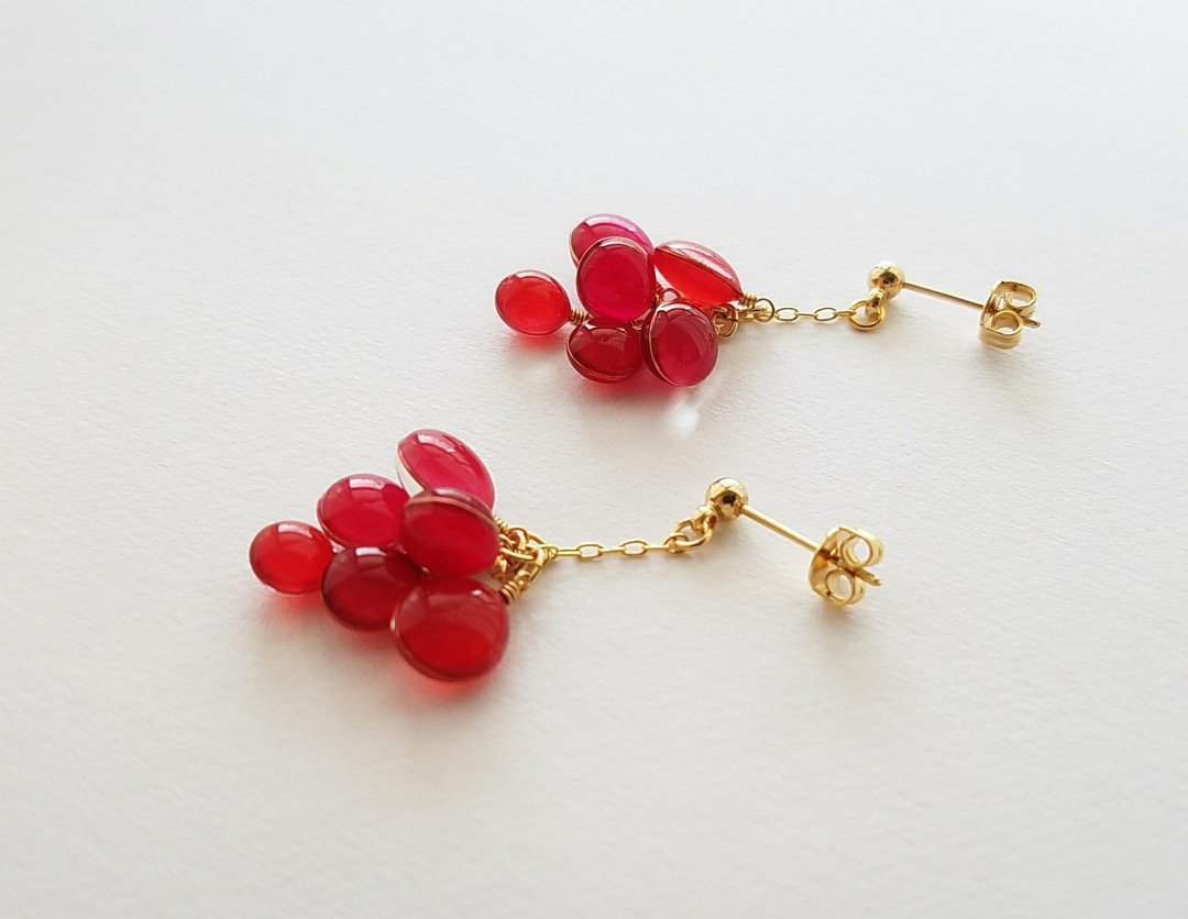 cluster of colours pierced or clip-on earring raspberry red - 耳环/耳夹 - 树脂 红色