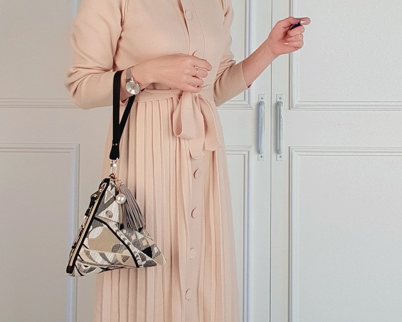 Symphony triangular clutch pouch bag - 化妆包/杂物包 - 其他材质 灰色