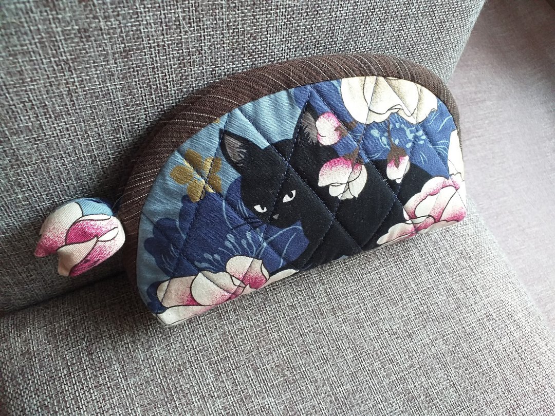 神秘黑猫牡丹化妆收纳包 - 化妆包/杂物包 - 棉．麻 蓝色
