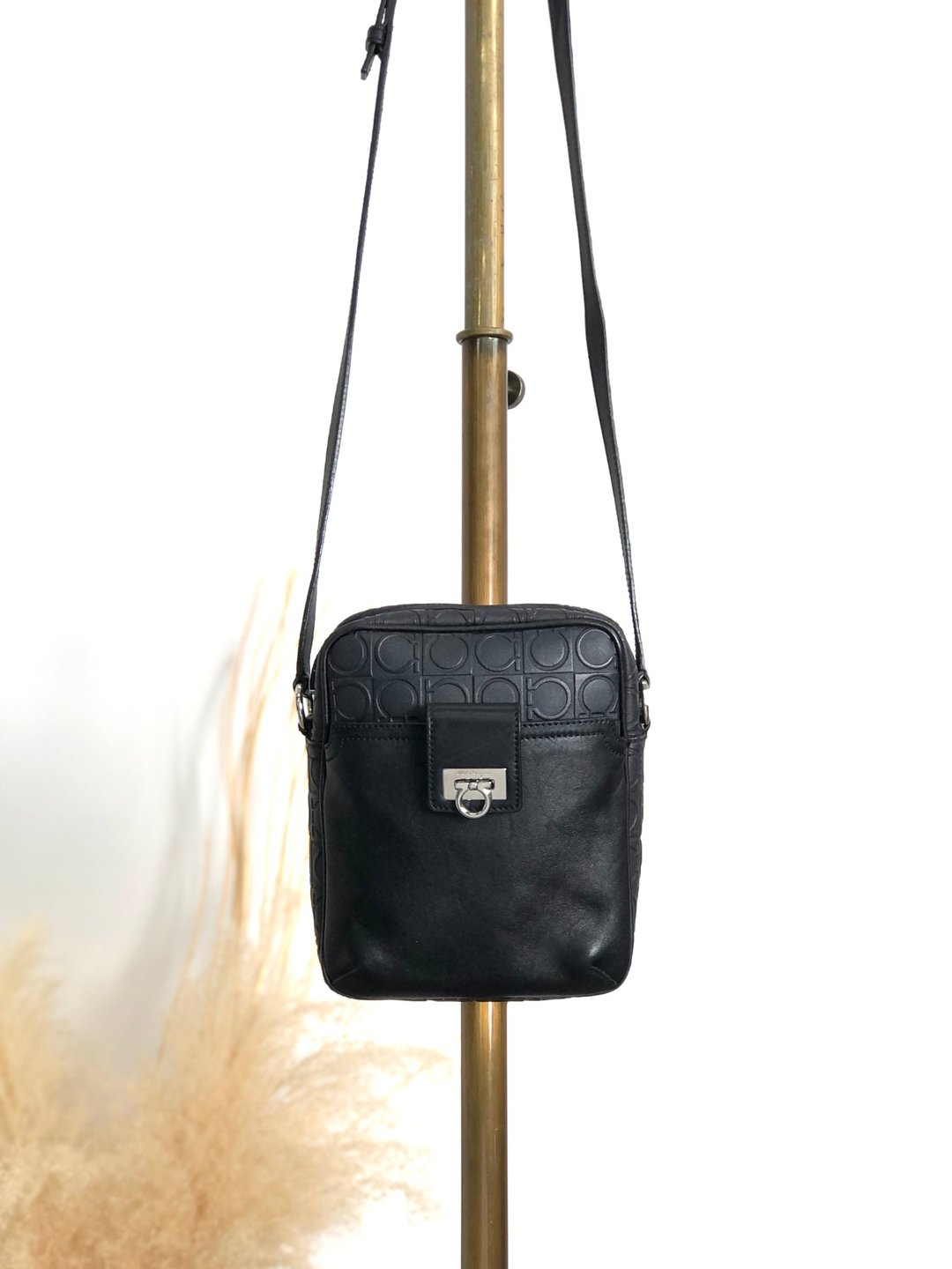 【VintageShop solo 日本直送中古包专卖店】Salvatore Ferragamo 肩背包 黑色 Gancini 压纹 皮革 迷你包 复古 fxkbbr - 侧背包/斜挎包 - 真皮 黑色