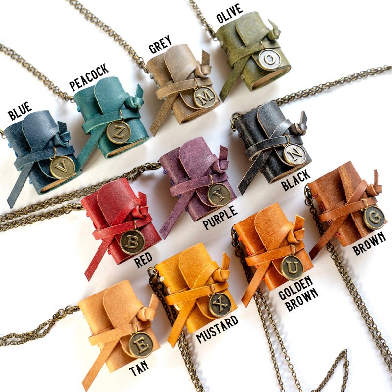 【定制化礼物】迷你皮革书项链 (颜色) - 项链 - 真皮 