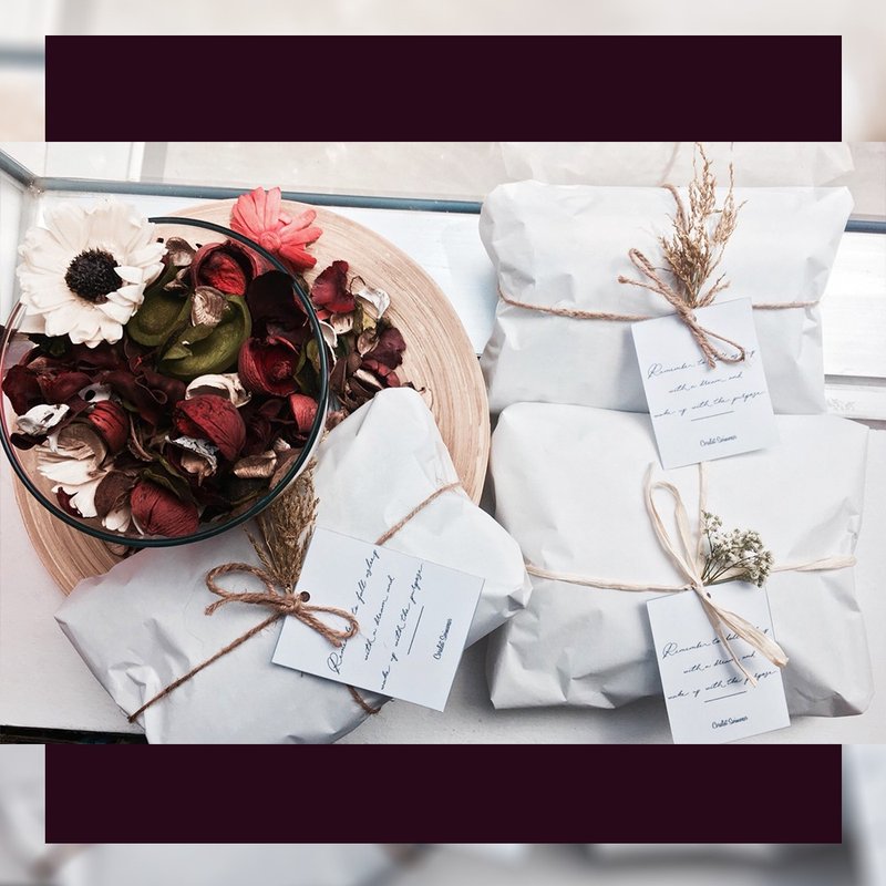 Free - Gift Wrapping This Festive Season! - 包装材料 - 纸 白色