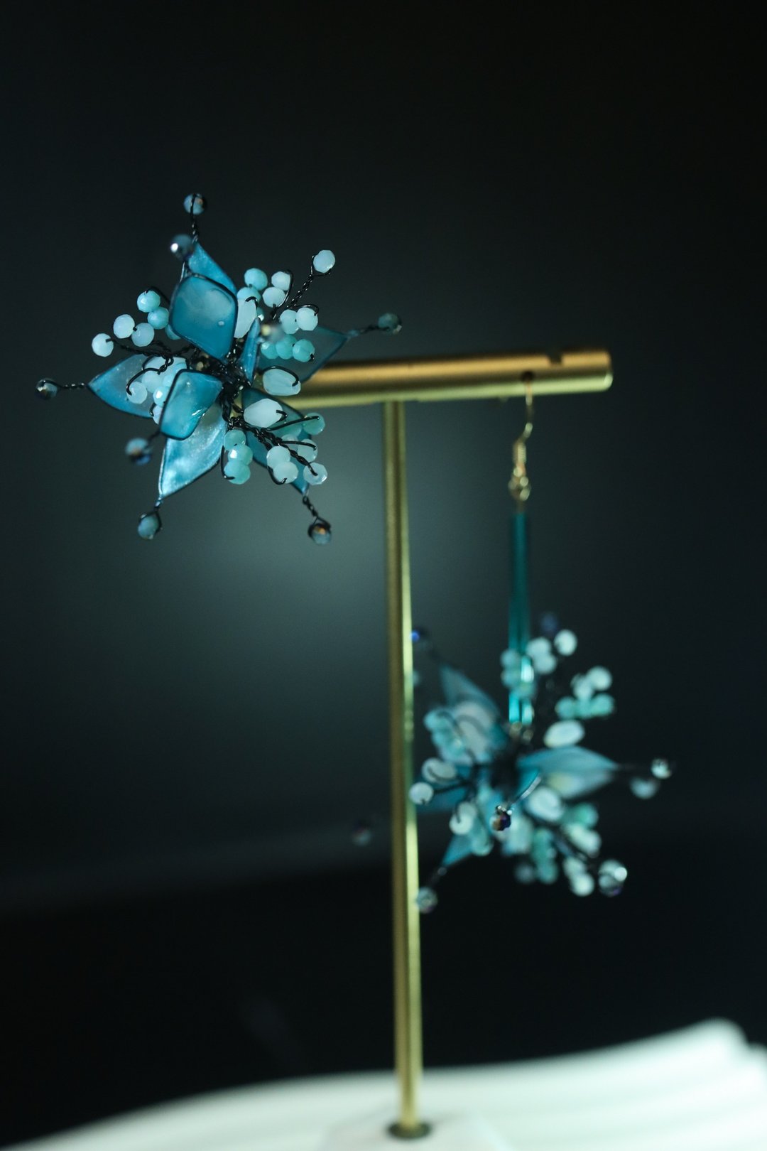 冬季圣诞系列 冰晶极光色夜阑雪花 不对称水晶花树脂耳环 耳勾 - 耳环/耳夹 - 树脂 蓝色