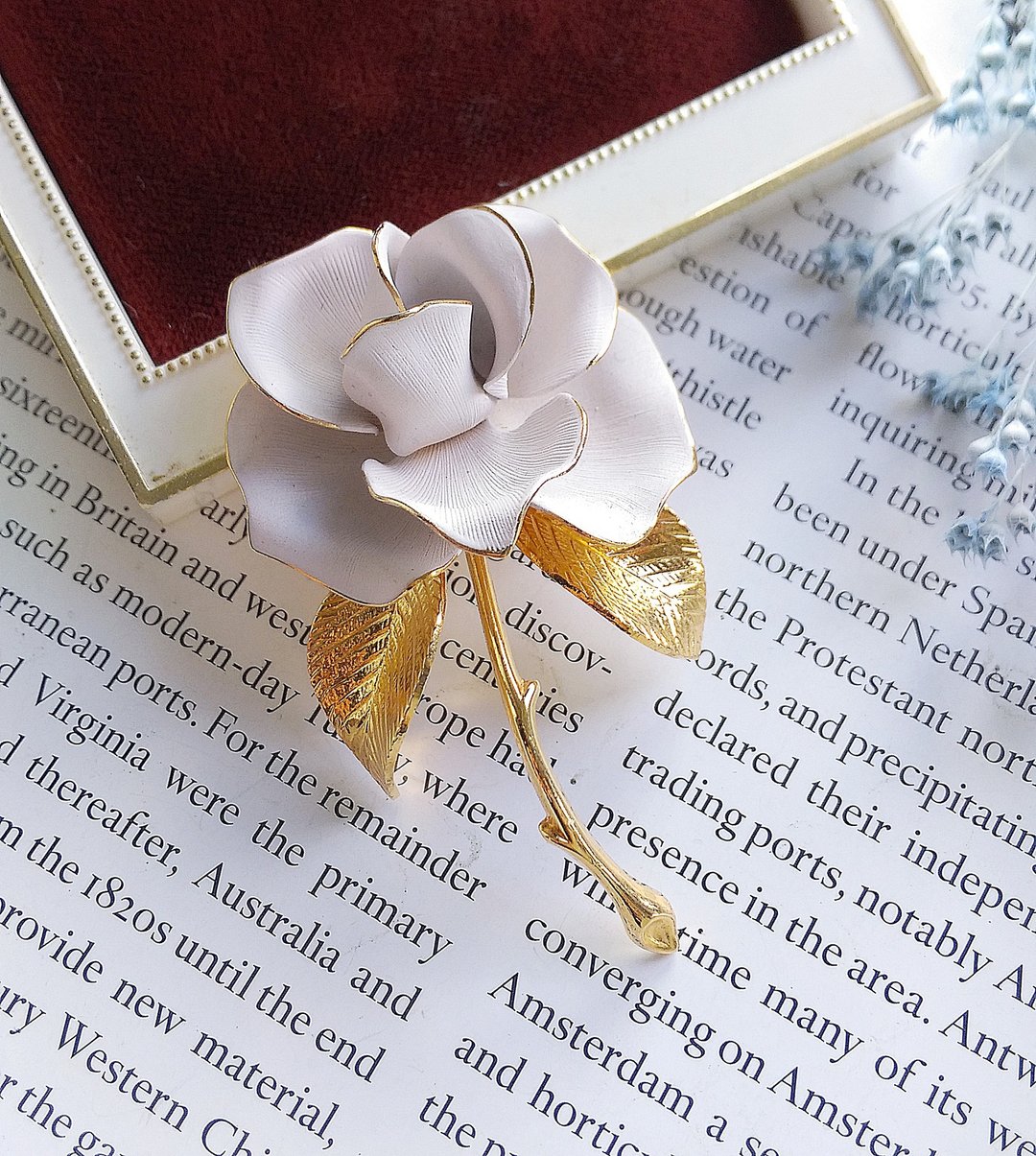 Vintage Jewelry 西洋古董饰品 CERRITO 立体 白玫瑰花 胸针 别针 - 徽章/别针 - 其他金属 金色