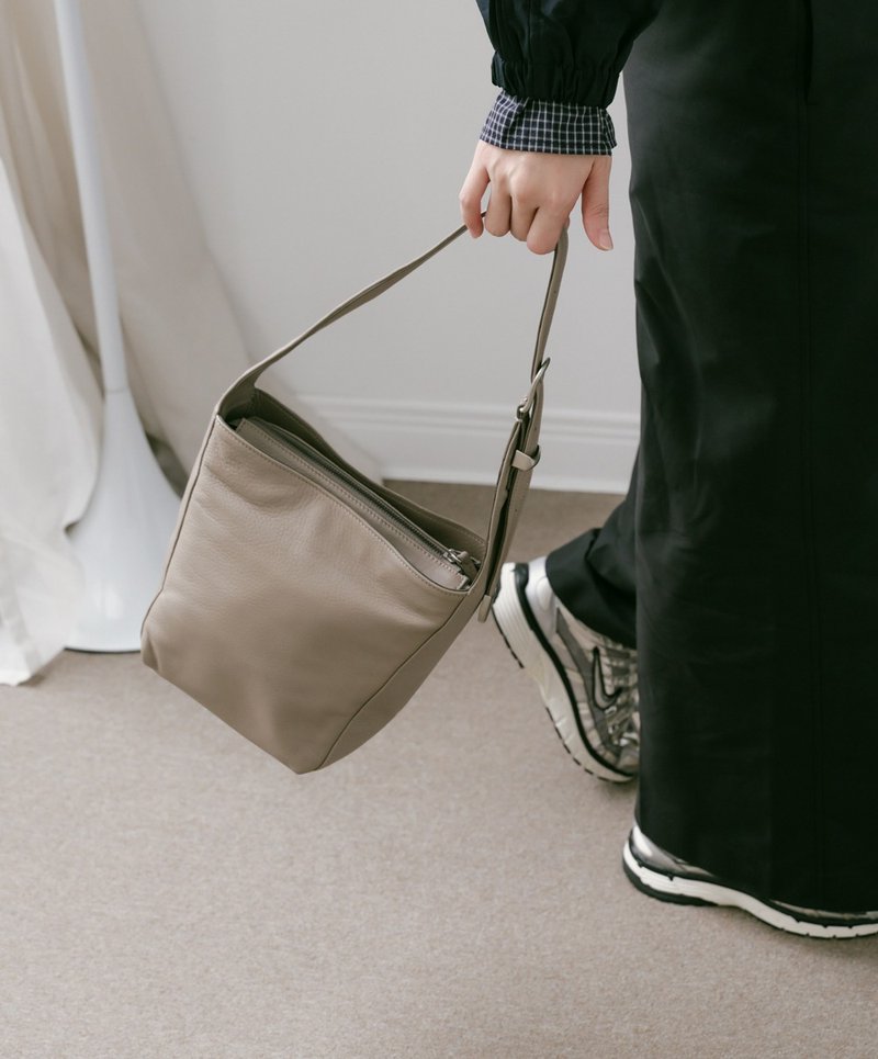 Supportingrole简约百搭轻量两用真皮手提肩背腋下托特包 质感灰 - 侧背包/斜挎包 - 真皮 银色