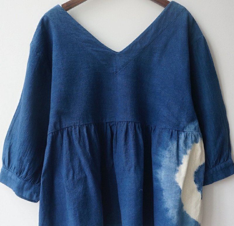 【棉麻手工蓝染】V领长袖上衣2 色 - 女装上衣 - 棉．麻 蓝色