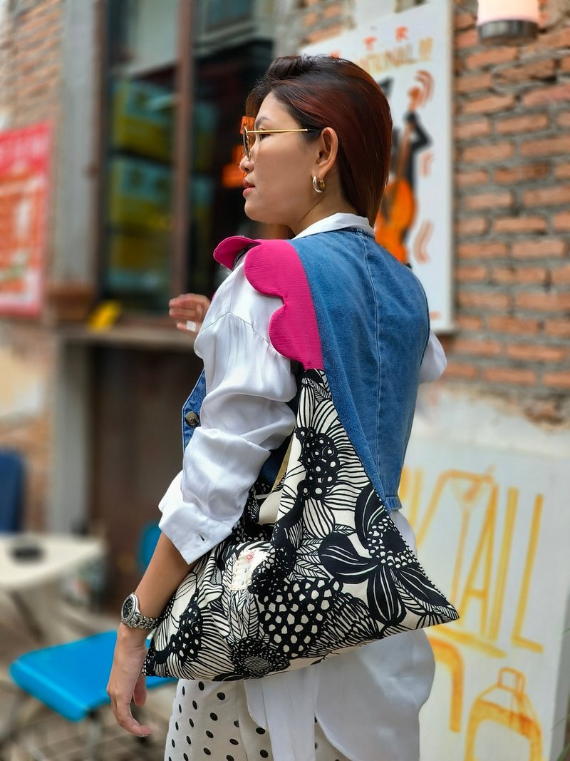 黑色花朵日式双面流浪包 搭配粉色花朵造型肩带 - 手提包/手提袋 - 棉．麻 黑色