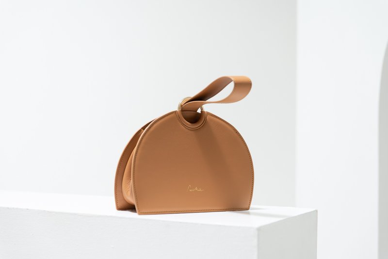 'The Moon' Leather Handbag in Light Tan - 手提包/手提袋 - 真皮 咖啡色