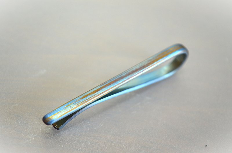 钛金属领带夹・锻造纯钛领带夹・蓝与金・雾面・50mm - 领带/领带夹 - 其他金属 蓝色