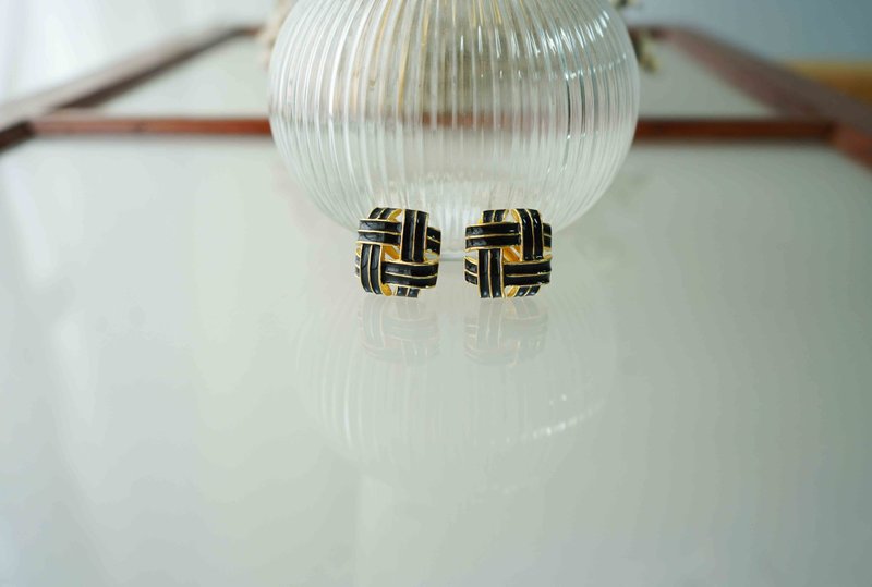 日本杂货-黑色金边层次编织复古珐琅古董夹式耳环 - 耳环/耳夹 - 其他金属 黑色