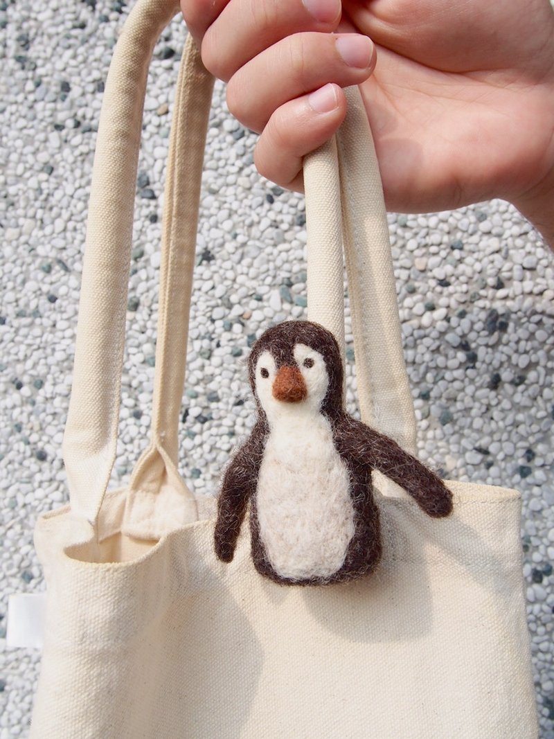 爱地球系列-企鹅羊毛毡别针(咖啡色款) - 胸针 - 羊毛 咖啡色