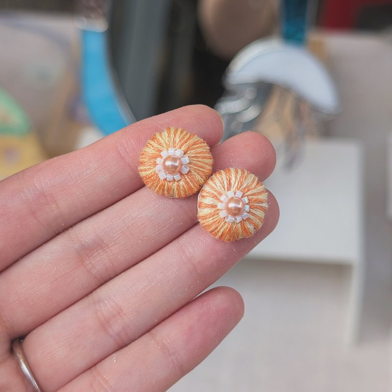 时光流转  小圆饼刺绣耳环 - 耳环/耳夹 - 绣线 多色