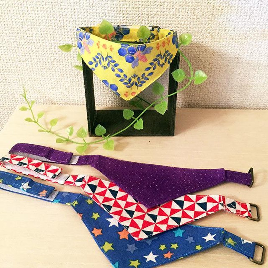Bee Pattern Yellow / Bandana Style Collar for Cats with Corner Rings For Kittens to Adult Cats - 衣/帽 - 其他材质 