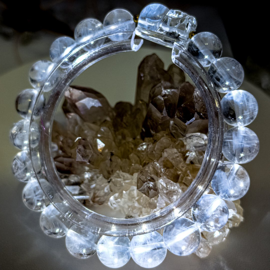 无尽回圈【天使蓝针】高品天然蓝针水晶貔貅9.5mm手串 一物一拍 - 手链/手环 - 水晶 白色