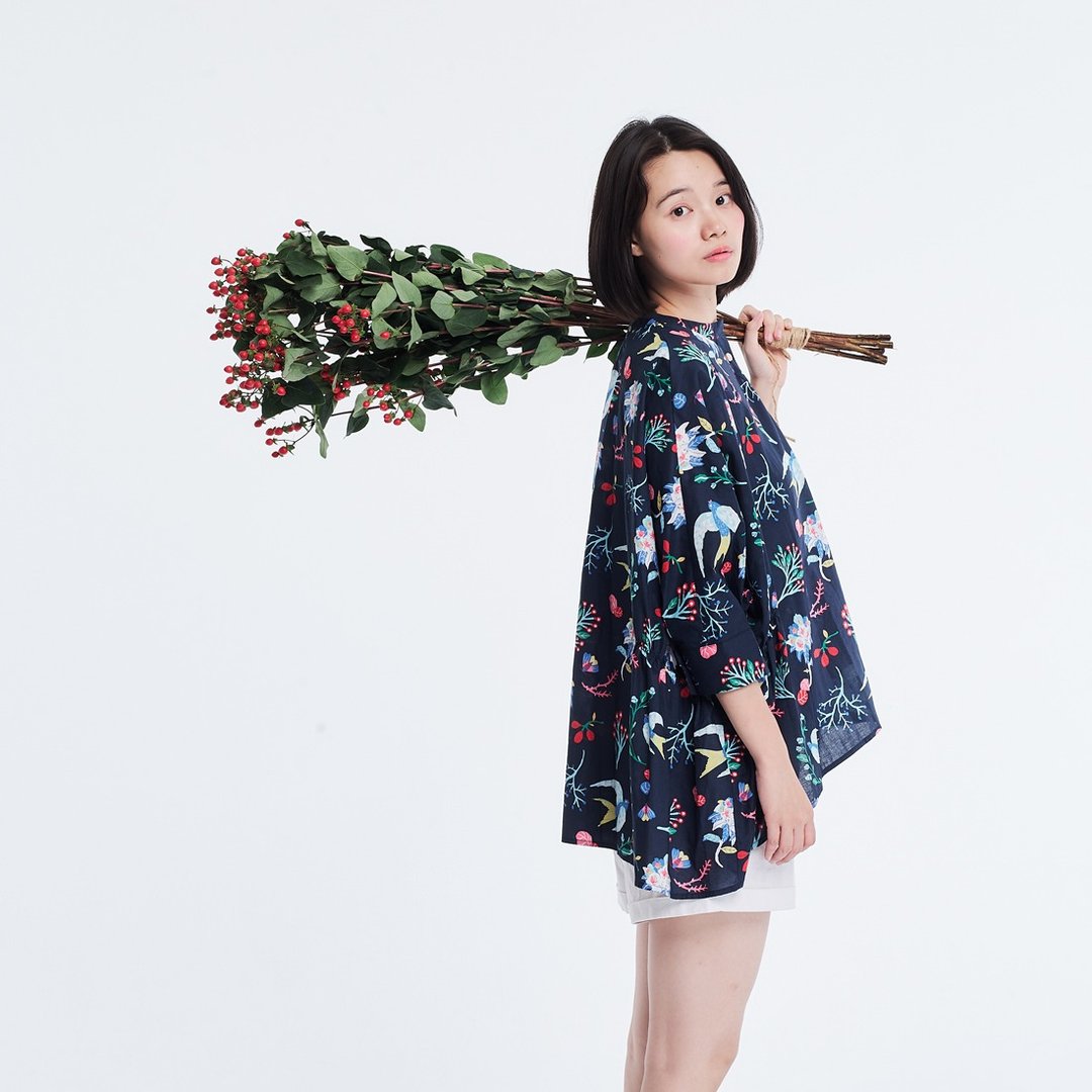 Aqua 半襟細褶寬版上衣/藍花鳥 - 女装上衣 - 棉．麻 蓝色