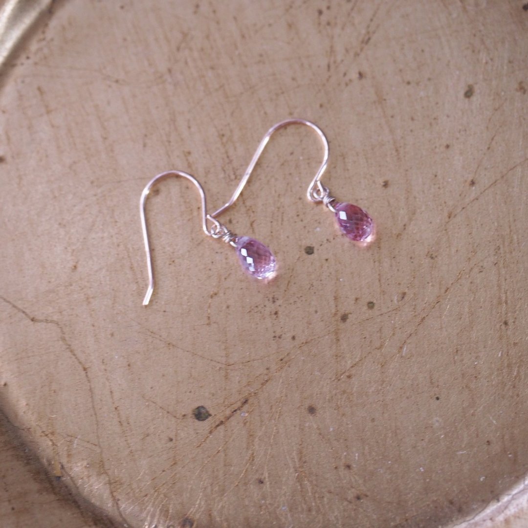 天然粉红蓝宝 粉红刚玉 10K金迷你宝石小耳环 Sapphire earrings - 耳环/耳夹 - 玫瑰金 粉红色