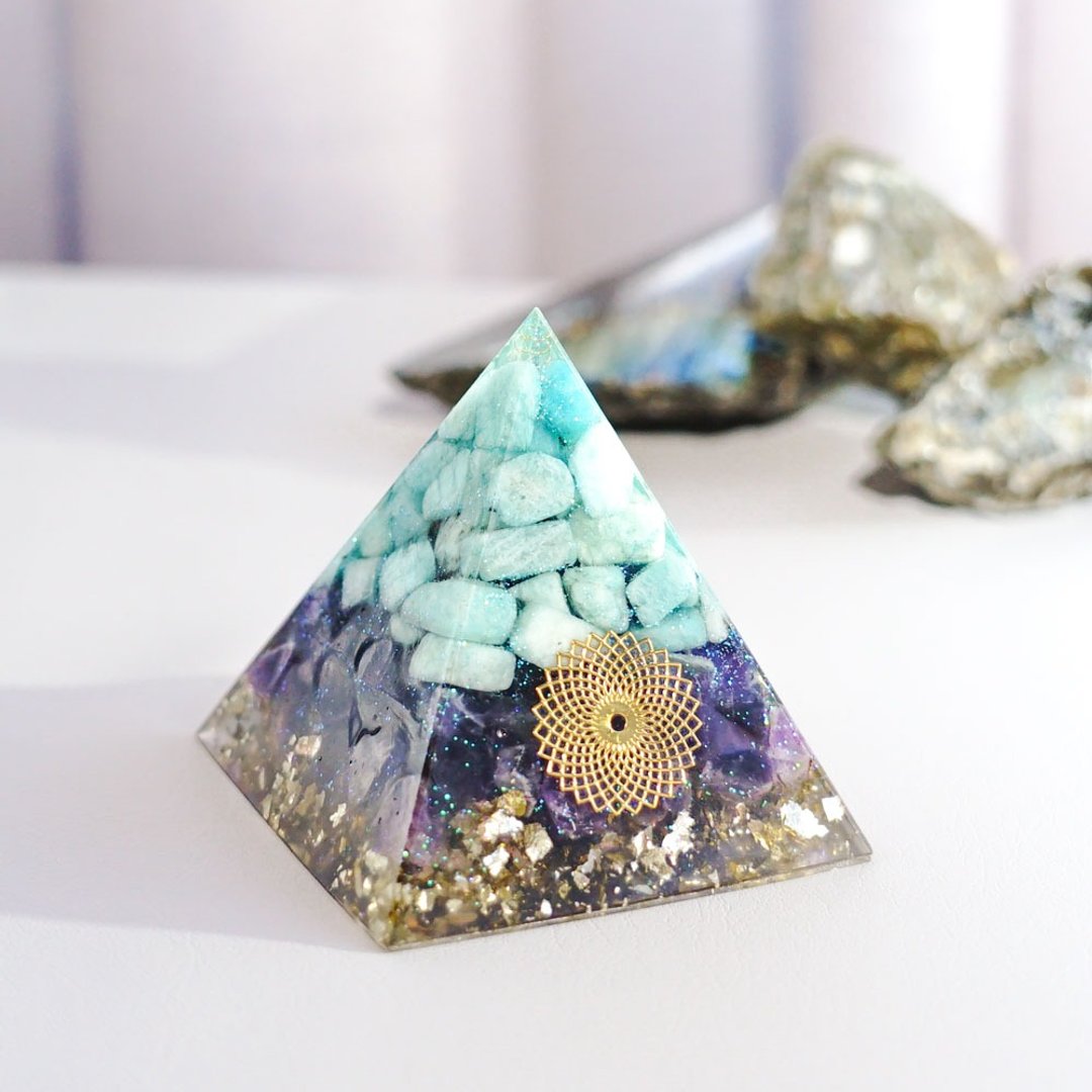 预订【紫晶、天河石】奥根水晶能量金字塔Orgonite 6x6 cm - 摆饰 - 水晶 多色