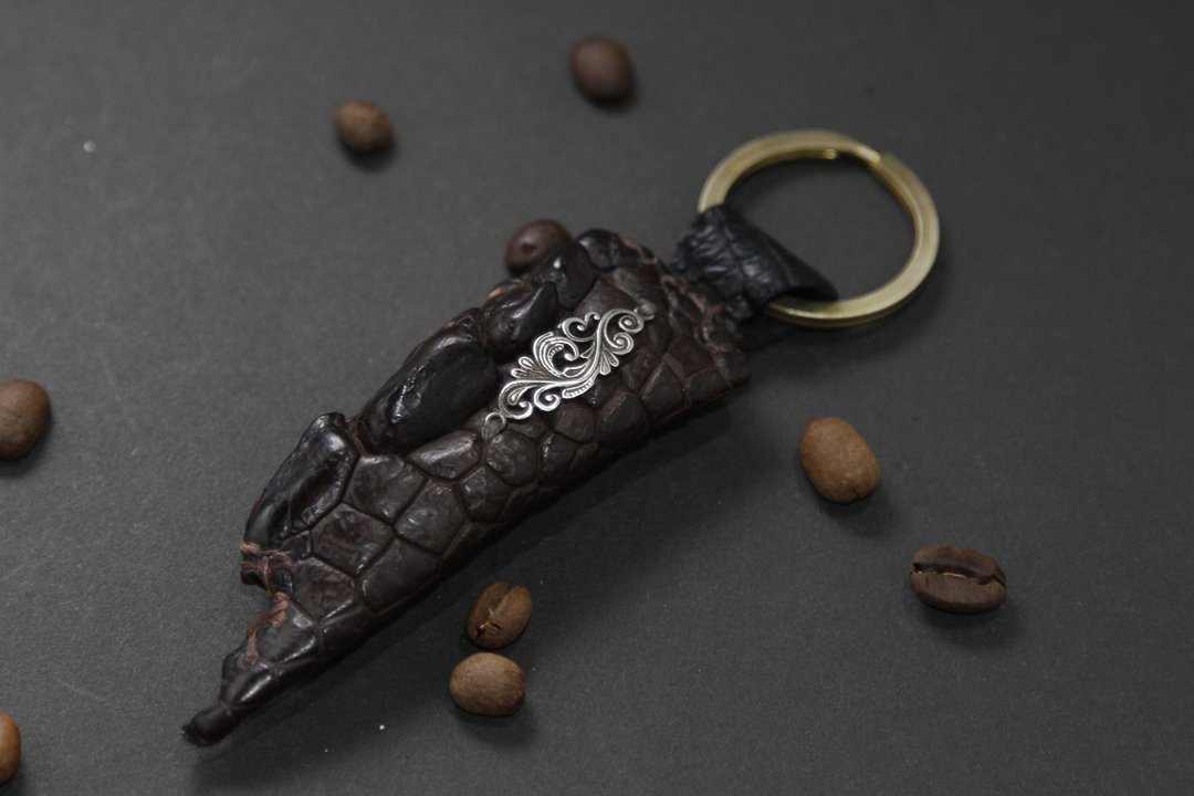 鳄鱼皮嵌银挂饰 - 钥匙链/钥匙包 - 真皮 咖啡色