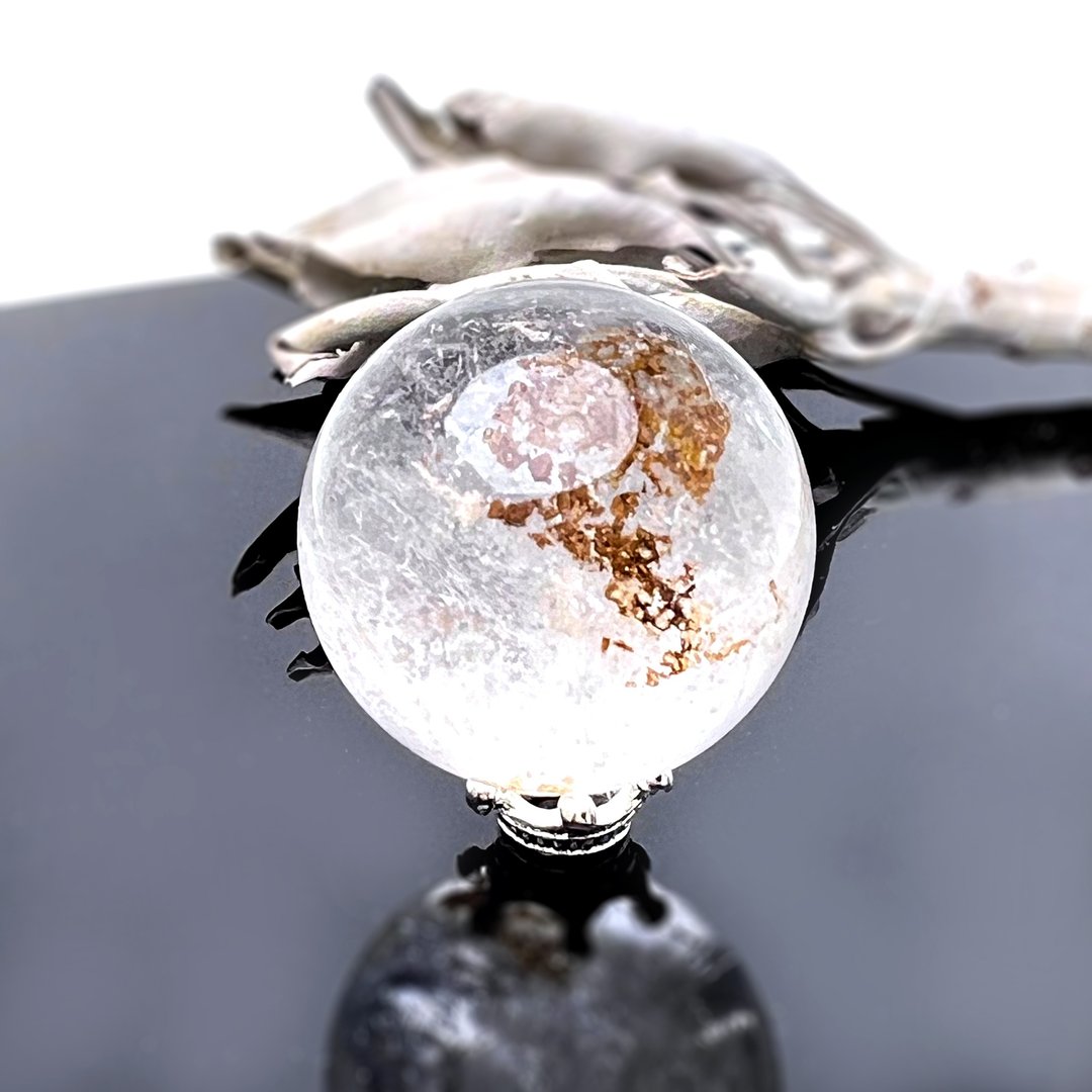 形态。水晶球 净化 疗愈 冥想 l 红泥骸骨水晶球 有天然矿坑 l - 摆饰 - 水晶 多色