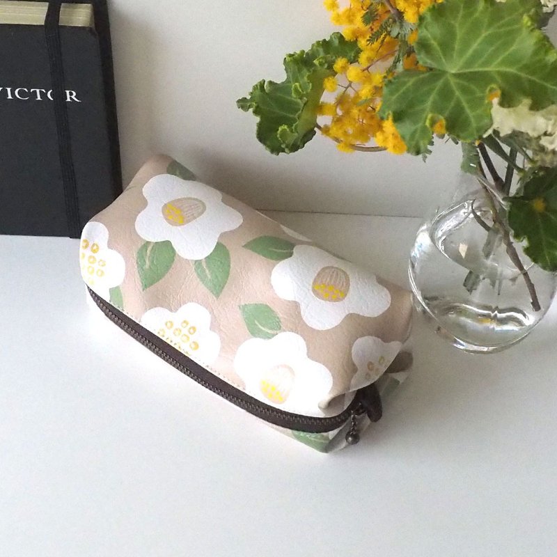 人造皮革化妆包【日式现代山茶花】 - 化妆包/杂物包 - 人造皮革 卡其色
