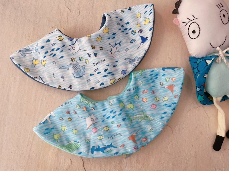 深海鱼世界。纯棉八层纱圆围兜/可双面用 - 围嘴/口水巾 - 棉．麻 蓝色