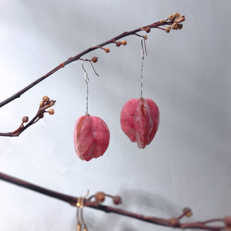 真花饰品。. * 蒴果耳环-单只。. * 以回收花手工制作 可转夹式 - 耳环/耳夹 - 植物．花 粉红色