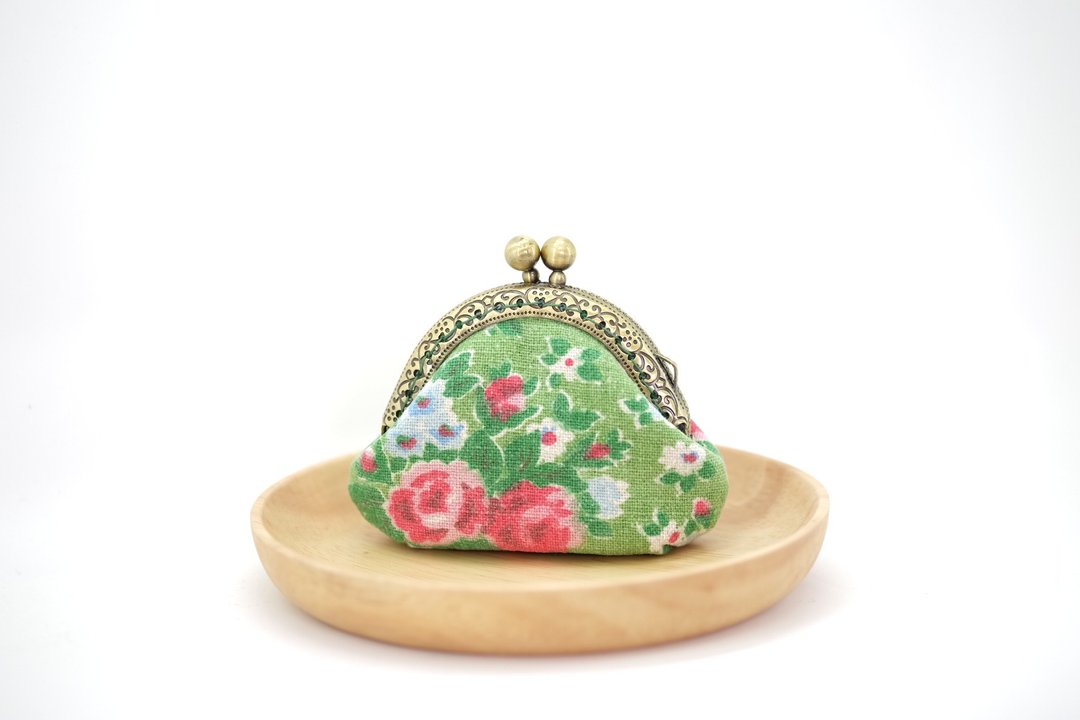 CaCa Crafts | Cottage Chic 玫瑰口金包．绿 - 零钱包 - 其他材质 