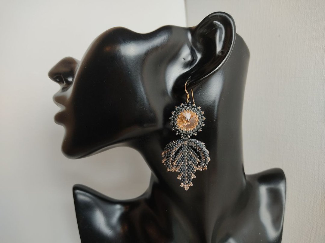 Crystal gray beaded earrings beautiful leaves - 耳环/耳夹 - 玻璃 灰色