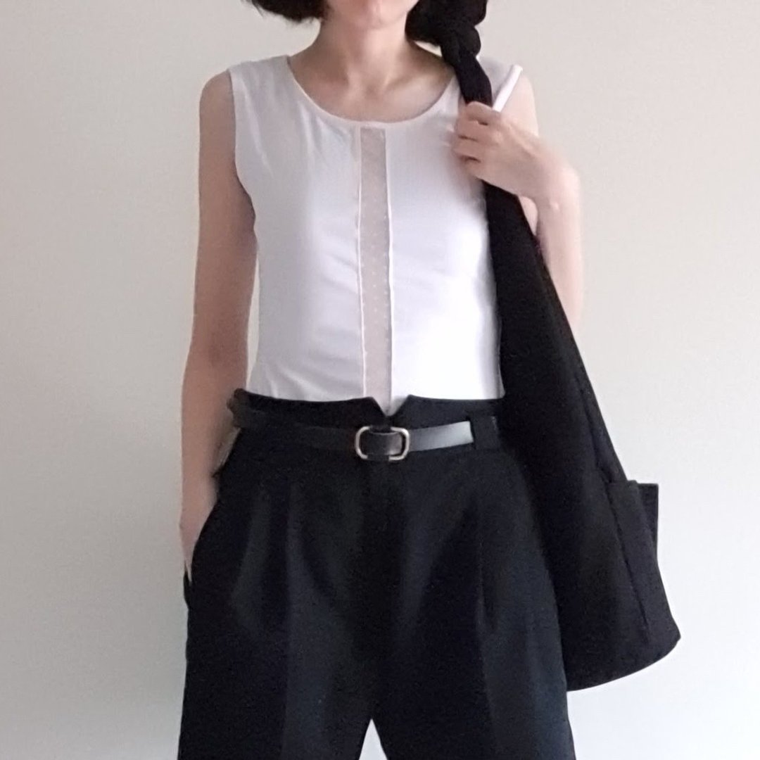 SHEER FRONT VEST TOP 点点网布拼接前中篓空上衣 - 女装背心 - 其他材质 