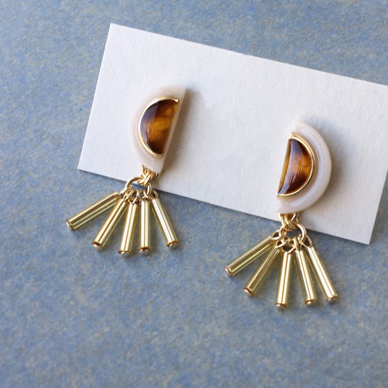 Mini Half Moon Fringe Earrings / Clip-On(Ivory) - 耳环/耳夹 - 树脂 金色