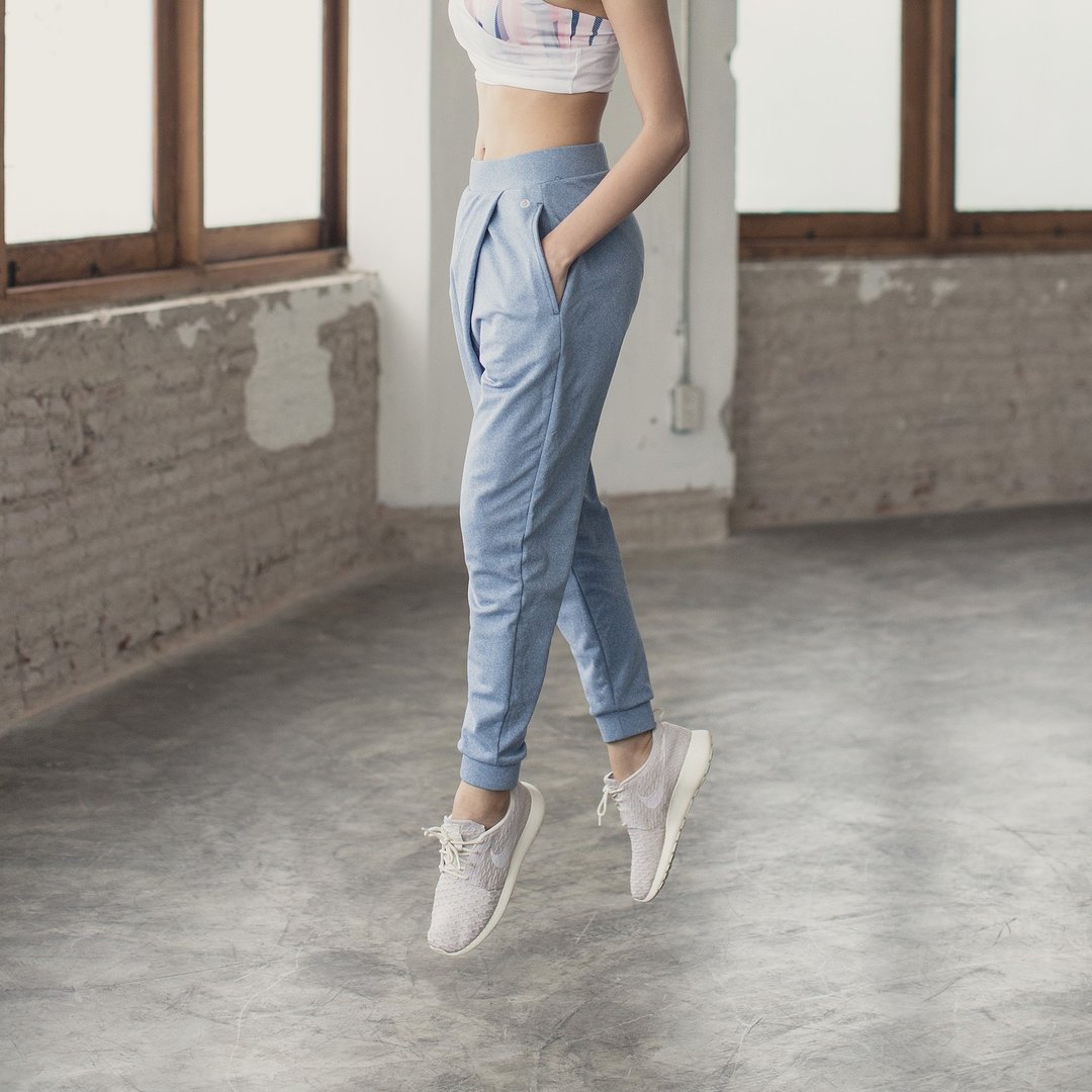 Urban Jogger 柔软缩口裤-海军蓝色 - 女装长裤 - 聚酯纤维 蓝色