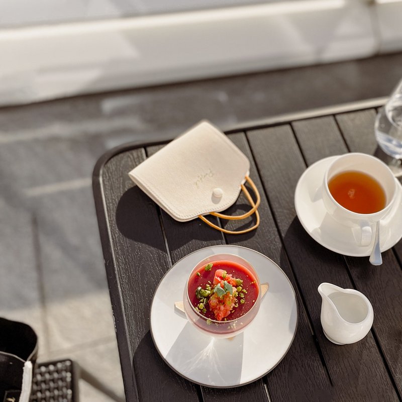 【定制 小物】皮革口罩收纳套 暂放袋 - 优雅米白色 - 化妆包/杂物包 - 人造皮革 白色