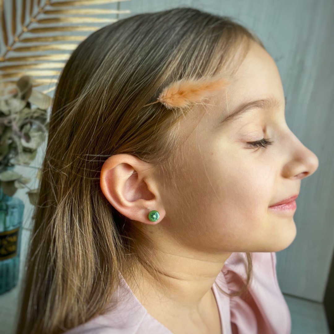 Kiwi funny stud earrings are kids y2k funky quirky weird fruit jewelry - 耳环/耳夹 - 粘土 绿色