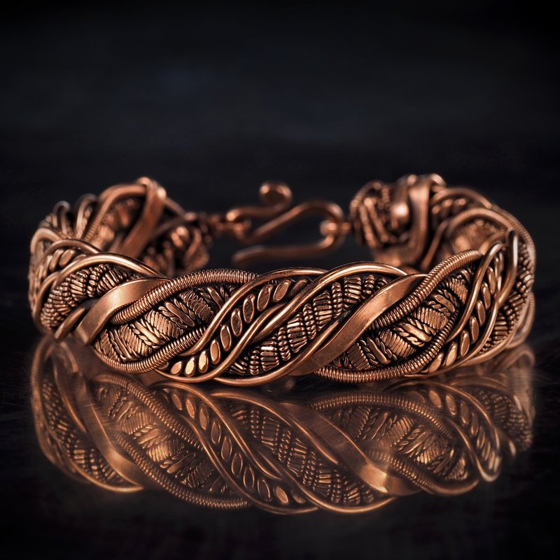 铜手镯。 作者手工。 时尚手链。 精致的风格。钢丝编织。艺术。 - 手链/手环 - 铜/黄铜 金色