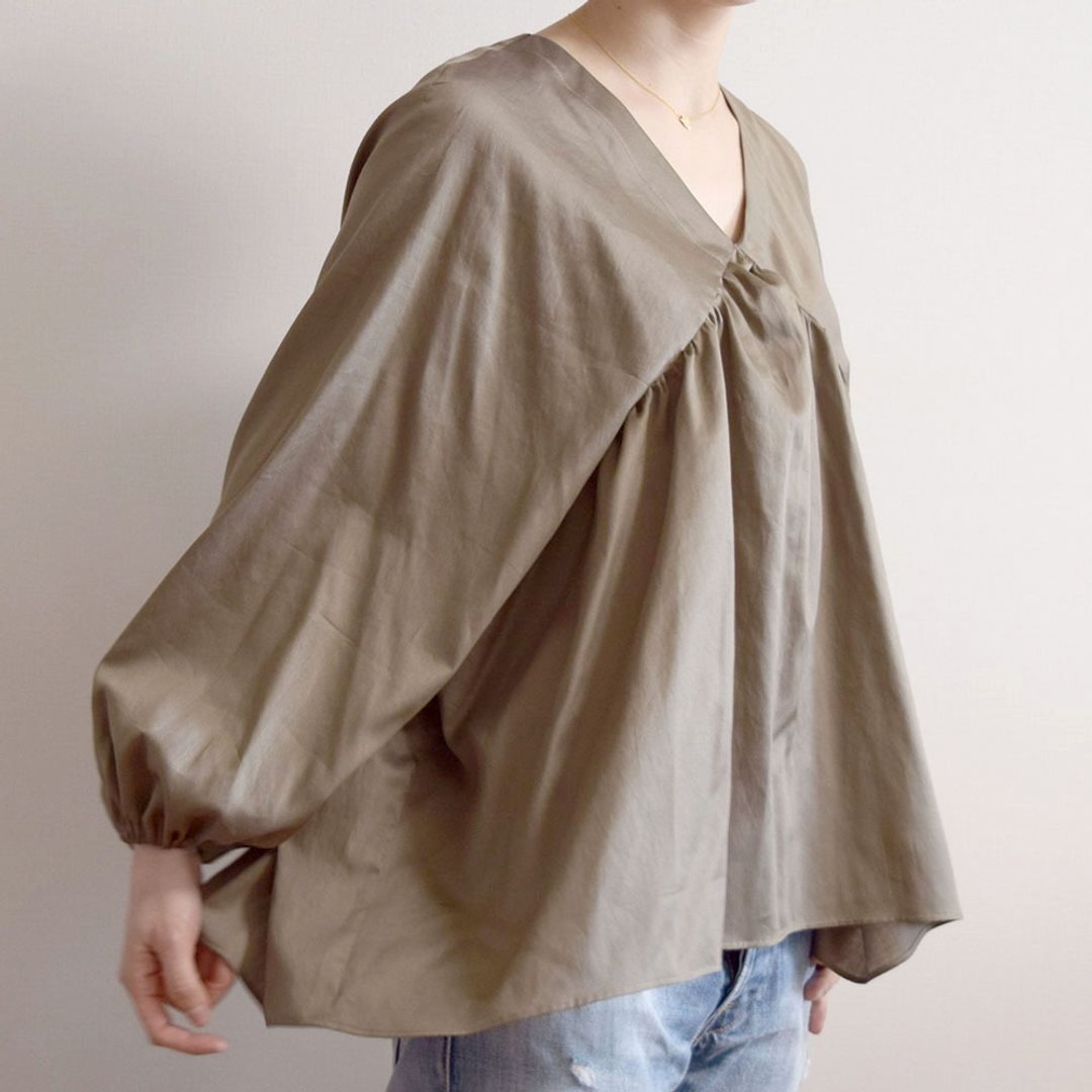 Cotton soft satin V-neck raglan crosscut blouse Mocha Made-to-order - 女装衬衫 - 棉．麻 卡其色