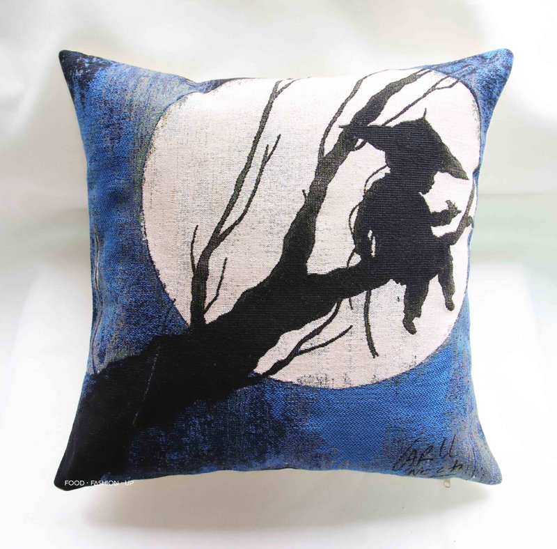 欧洲皇家缇花抱枕 限量1个 月神少女 插画 周末追剧 懒躺沙发疗愈 - 枕头/抱枕 - 棉．麻 