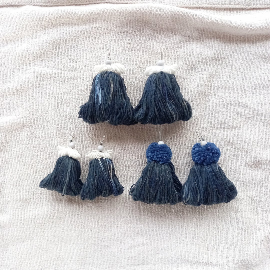 Hand-spun cotton thread fringe earrings Gray / Clip-On / Plant dyeing Indigo dyeing / Cotton tassel Juzudama job's tears - 耳环/耳夹 - 棉 灰色