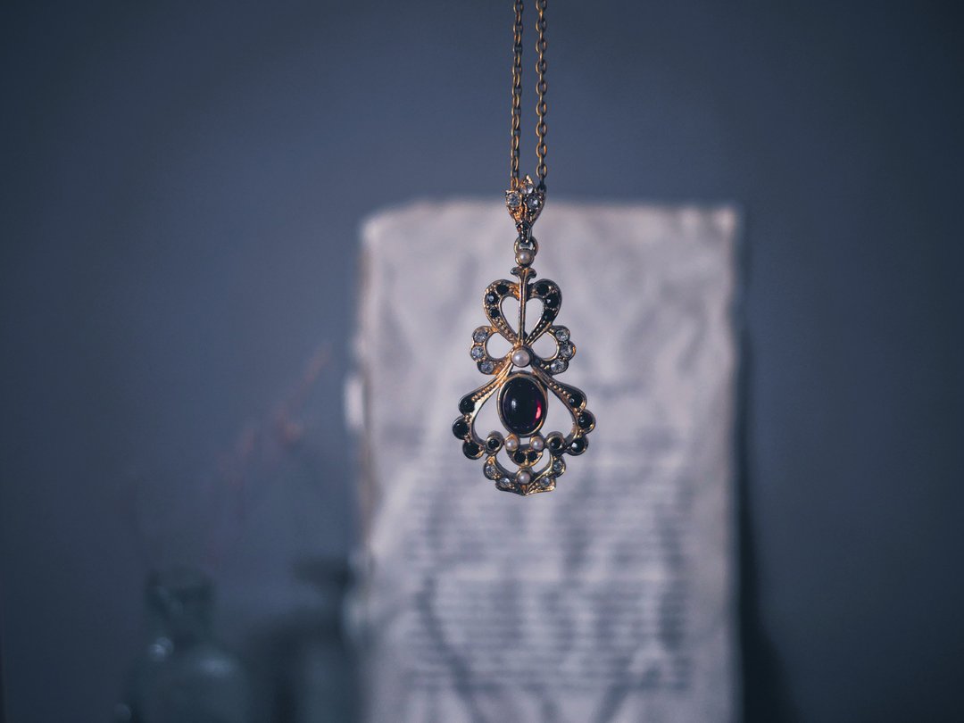 Sphinx 红宝花带镂空坠饰项链—英国古董首饰 Vintage Jewelry - 项链 - 其他材质 