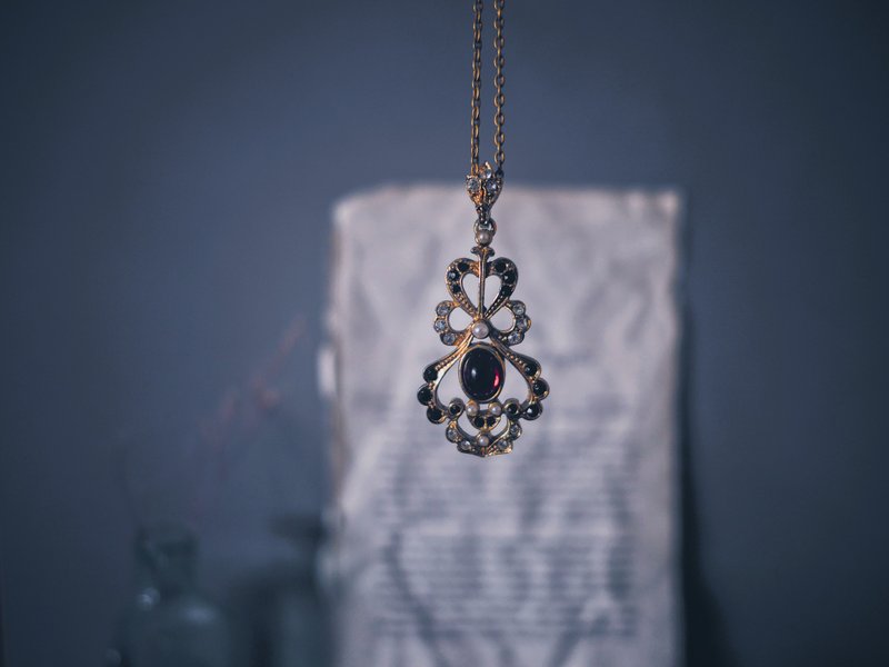 Sphinx 红宝花带镂空坠饰项链—英国古董首饰 Vintage Jewelry - 项链 - 其他材质 