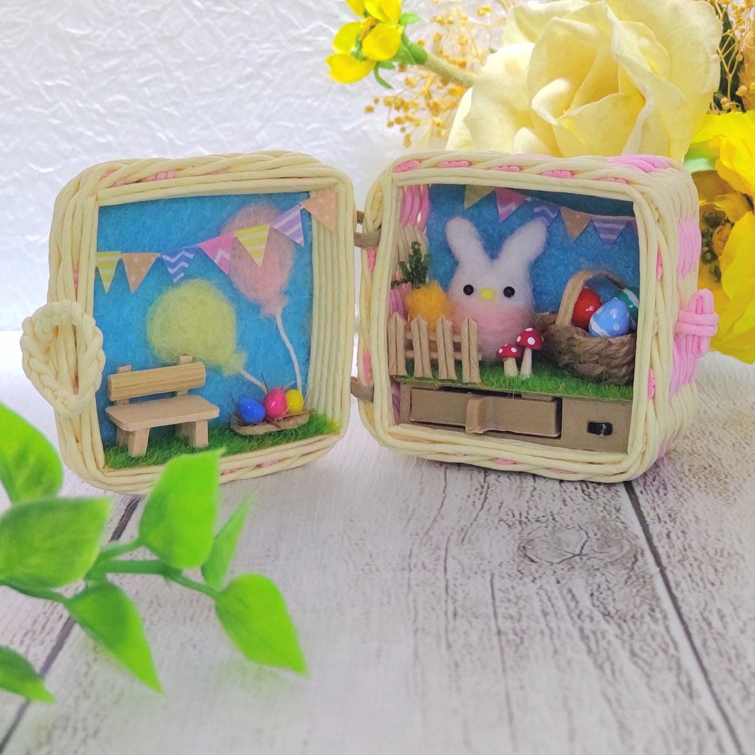 Miniature miniature world in a small basket Easter with LED light ON/OFF figurine - 摆饰 - 粘土 多色