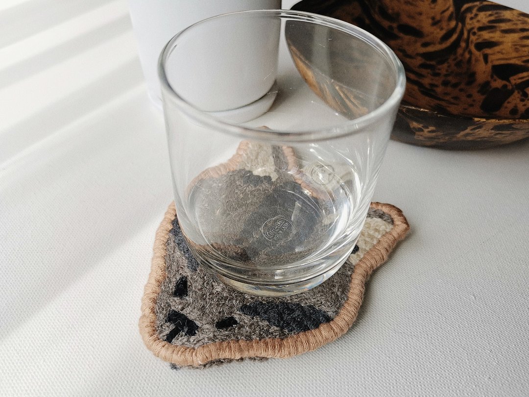 Punch Needle Reversible Coaster 'Jorn the Cat' - 杯垫 - 环保材料 灰色