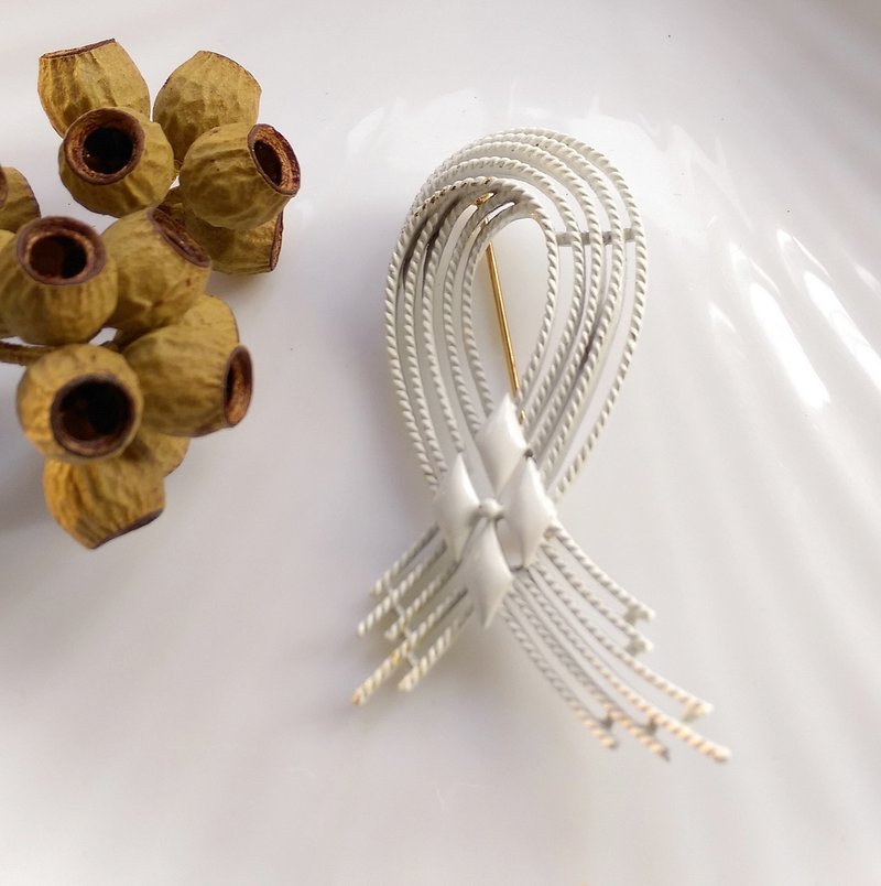 西洋古董饰品。MONET 白珐琅 篓空丝带 别针 - 徽章/别针 - 其他金属 金色