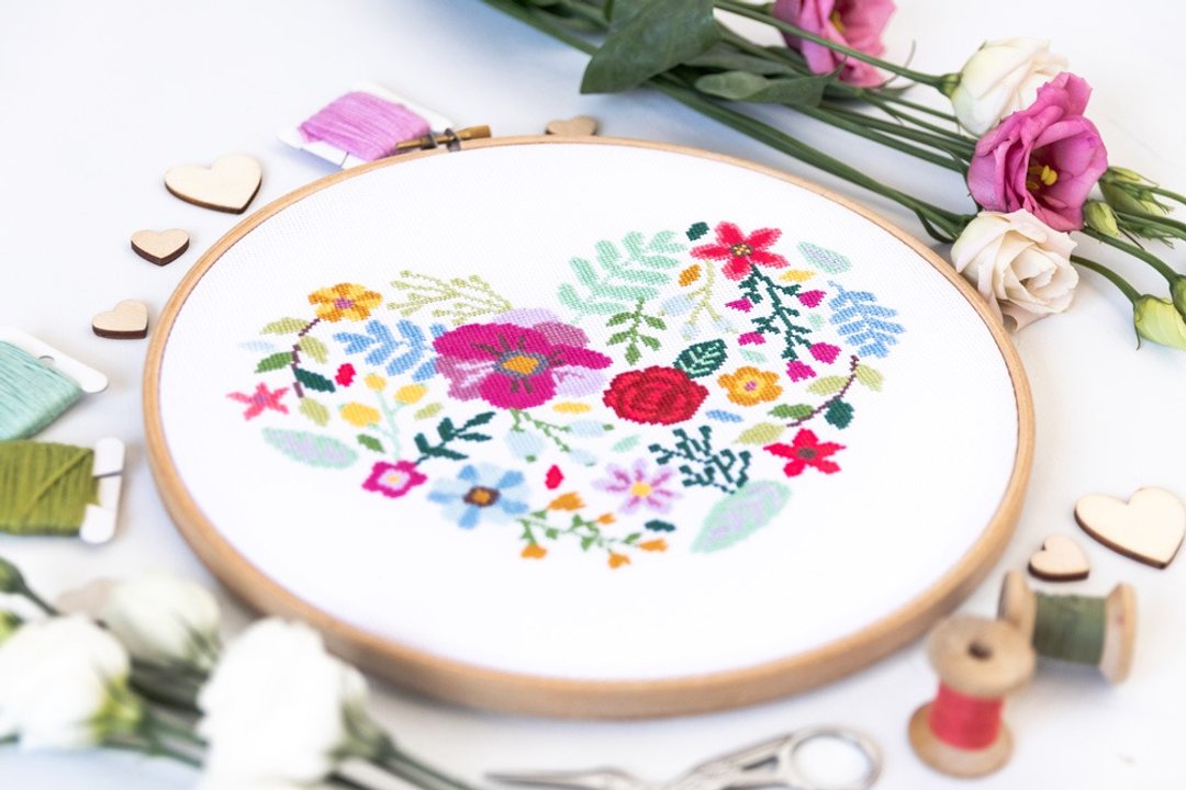 Floral Heart Cross Stitch Kit - 编织/刺绣/羊毛毡/裁缝 - 其他材质 