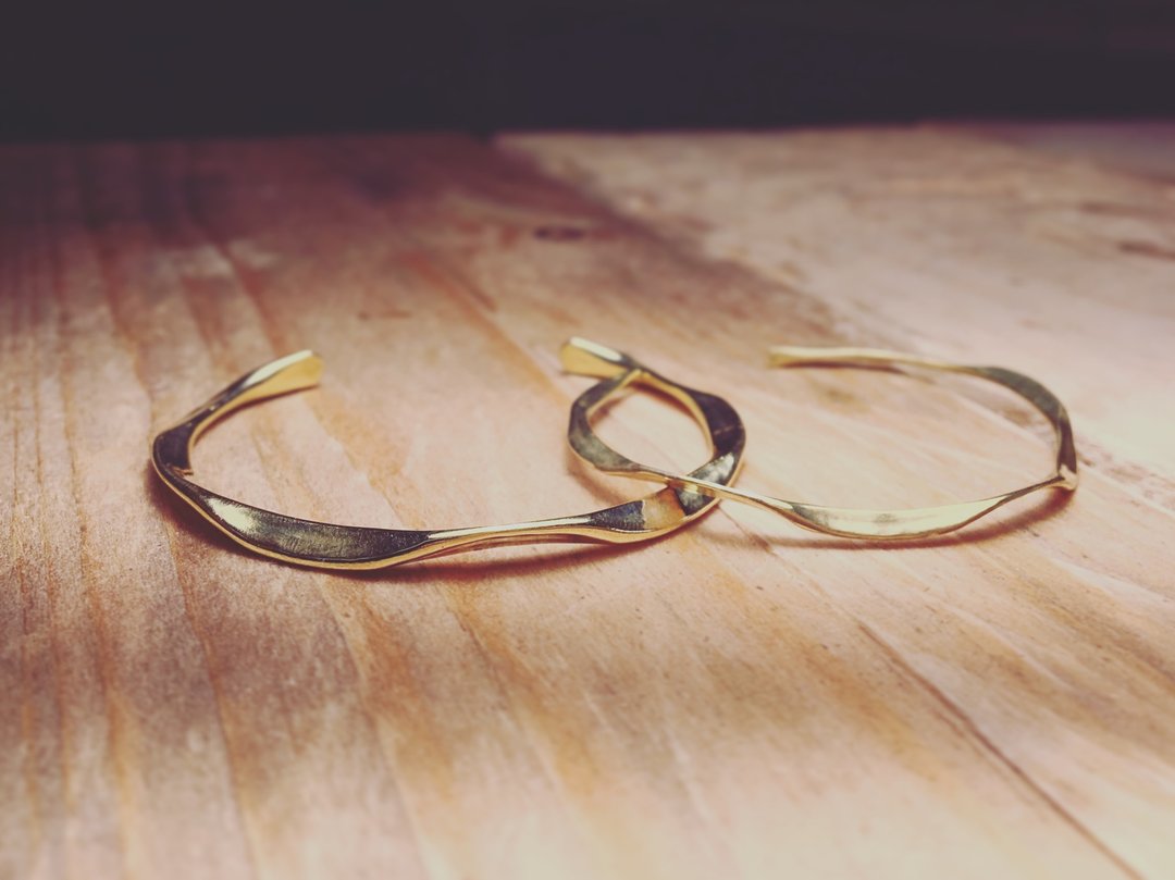 锻敲波浪 手环 Waving Bangle - 手链/手环 - 其他金属 金色