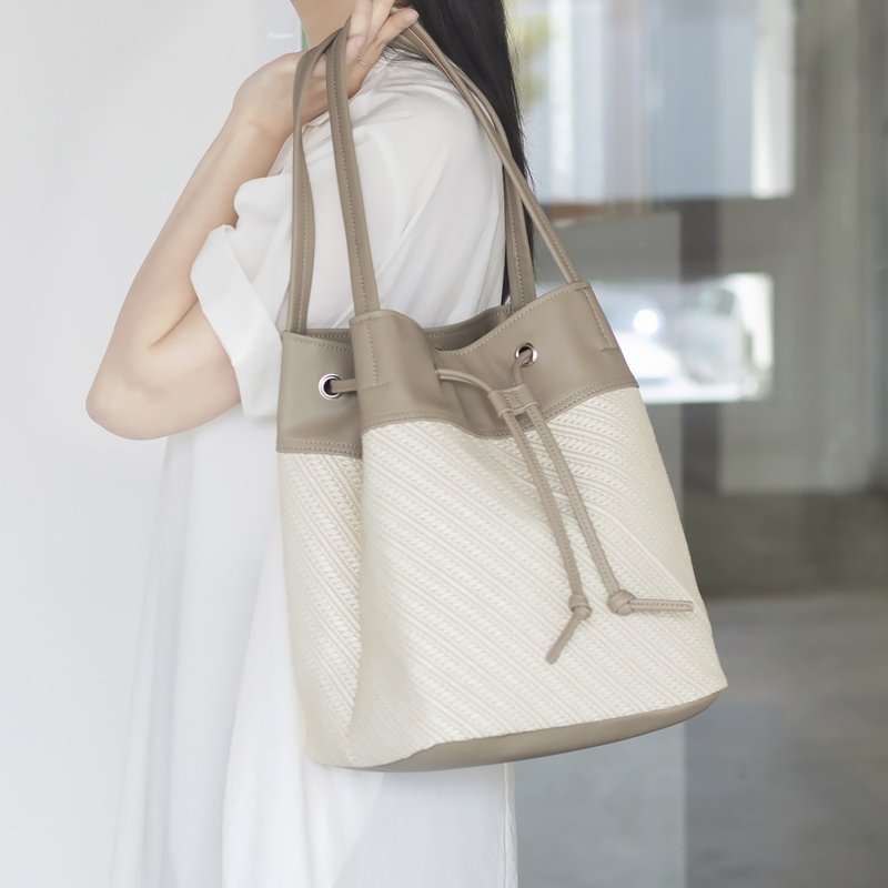 春夏新品 编织xPU 束口水桶型托特【卡其x原色】随性轻便大容量 - 束口袋双肩包 - 人造皮革 白色