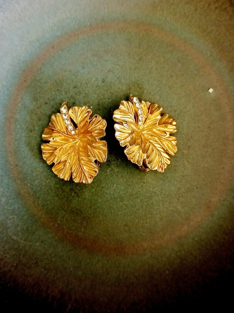 Avintage jewelry 典雅金色阔叶莱茵 夹式耳环 - 耳环/耳夹 - 其他金属 
