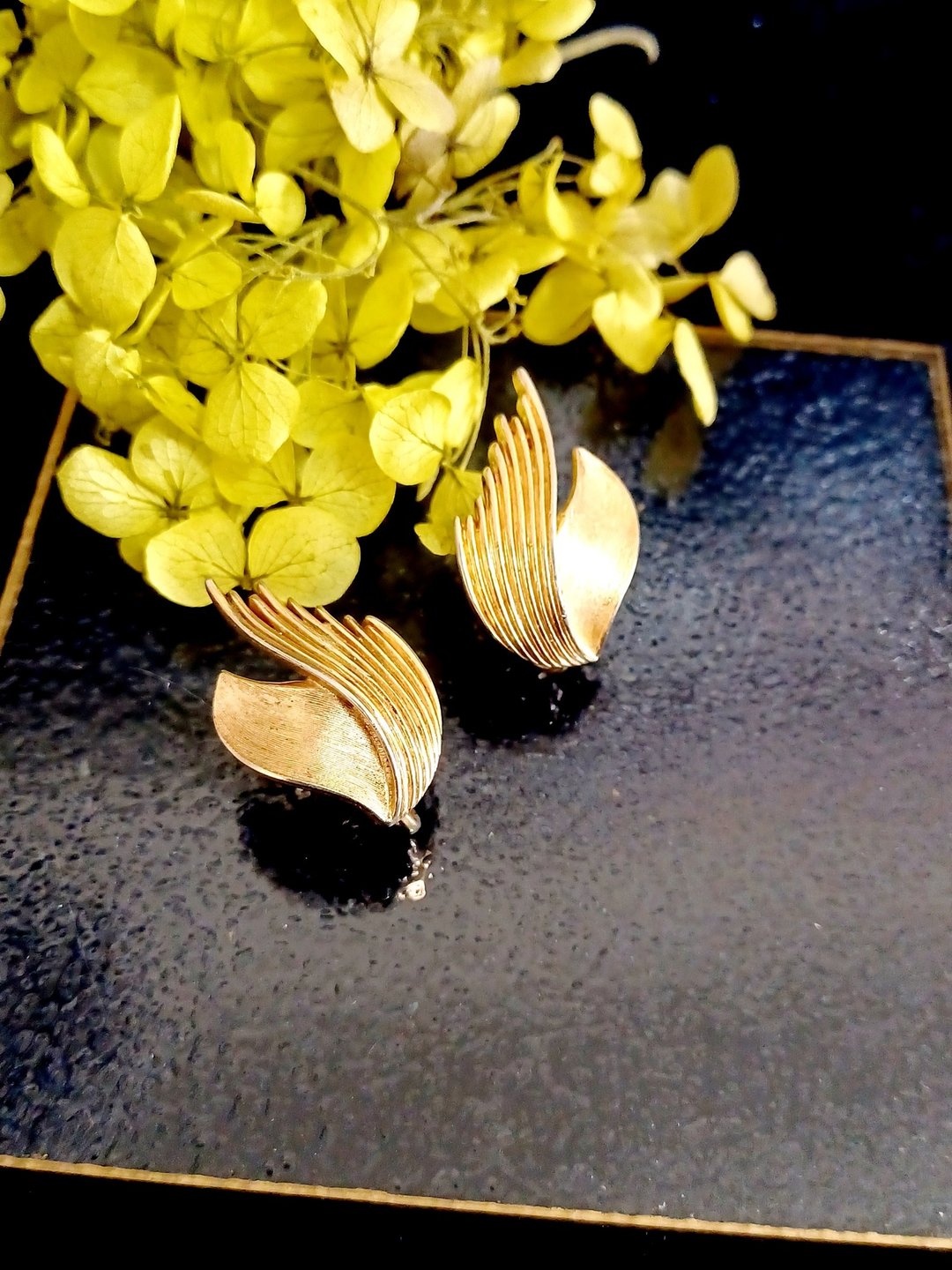 vintage jewelry Trifari 典雅刷金羽翼意象 夹式耳环 - 耳环/耳夹 - 其他金属 
