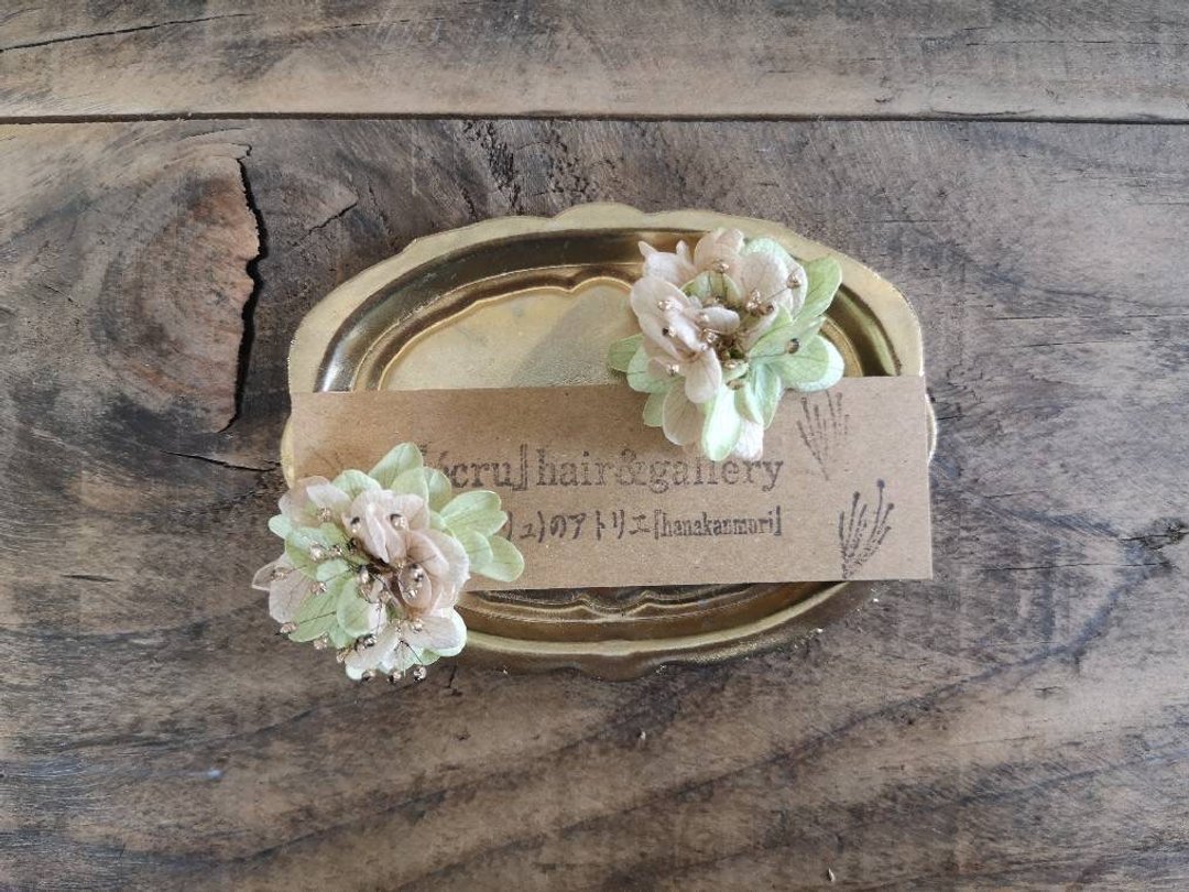 Flower Clip-On / pistachio / metal allergy - 耳环/耳夹 - 植物．花 绿色