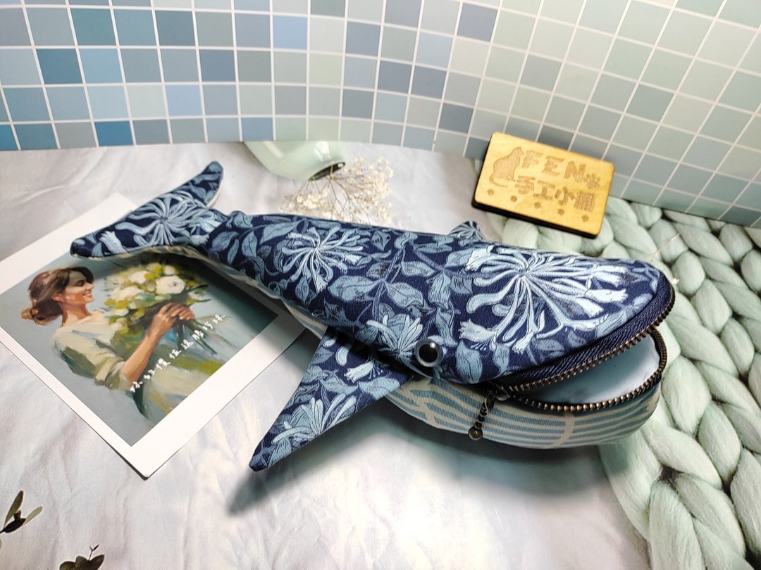 海洋生物袋物系列-手作海洋风美国限量布蝴蝶鲸鱼款笔袋-鲸鱼笔袋 - 铅笔盒/笔袋 - 棉．麻 